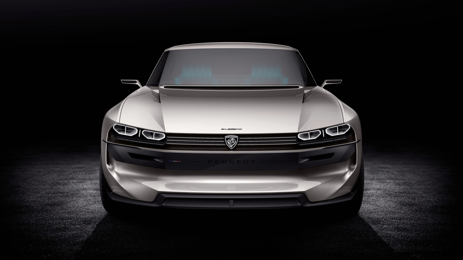 Серебристый автомобиль Peugeot E-Legend Concept на черном фоне