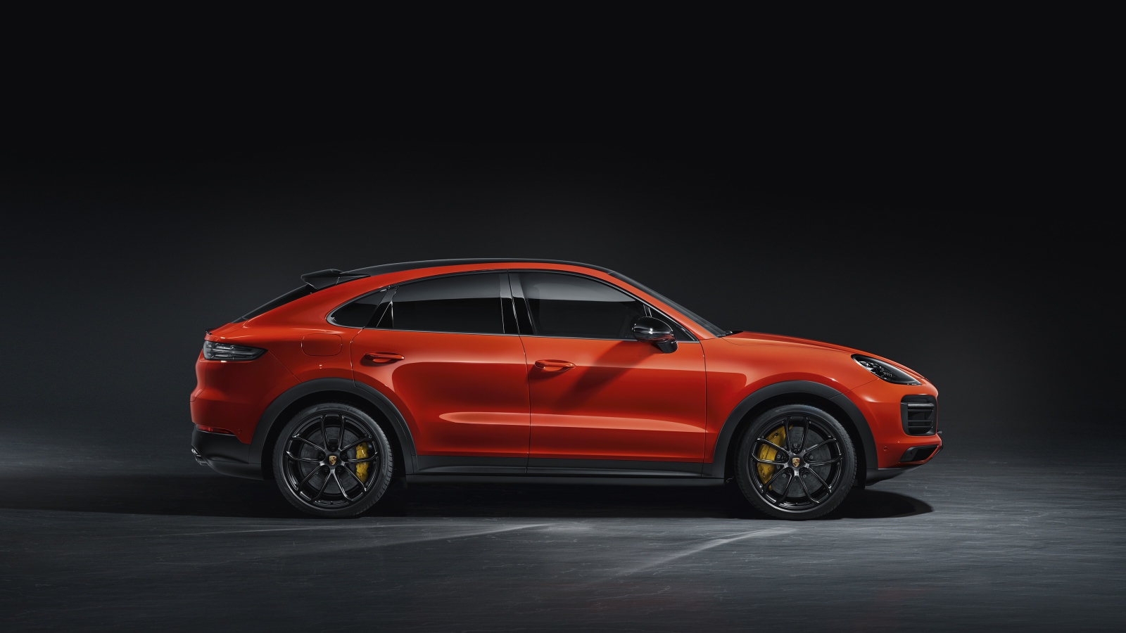 Автомобиль Porsche Cayenne Coupe 2019 года на сером фоне