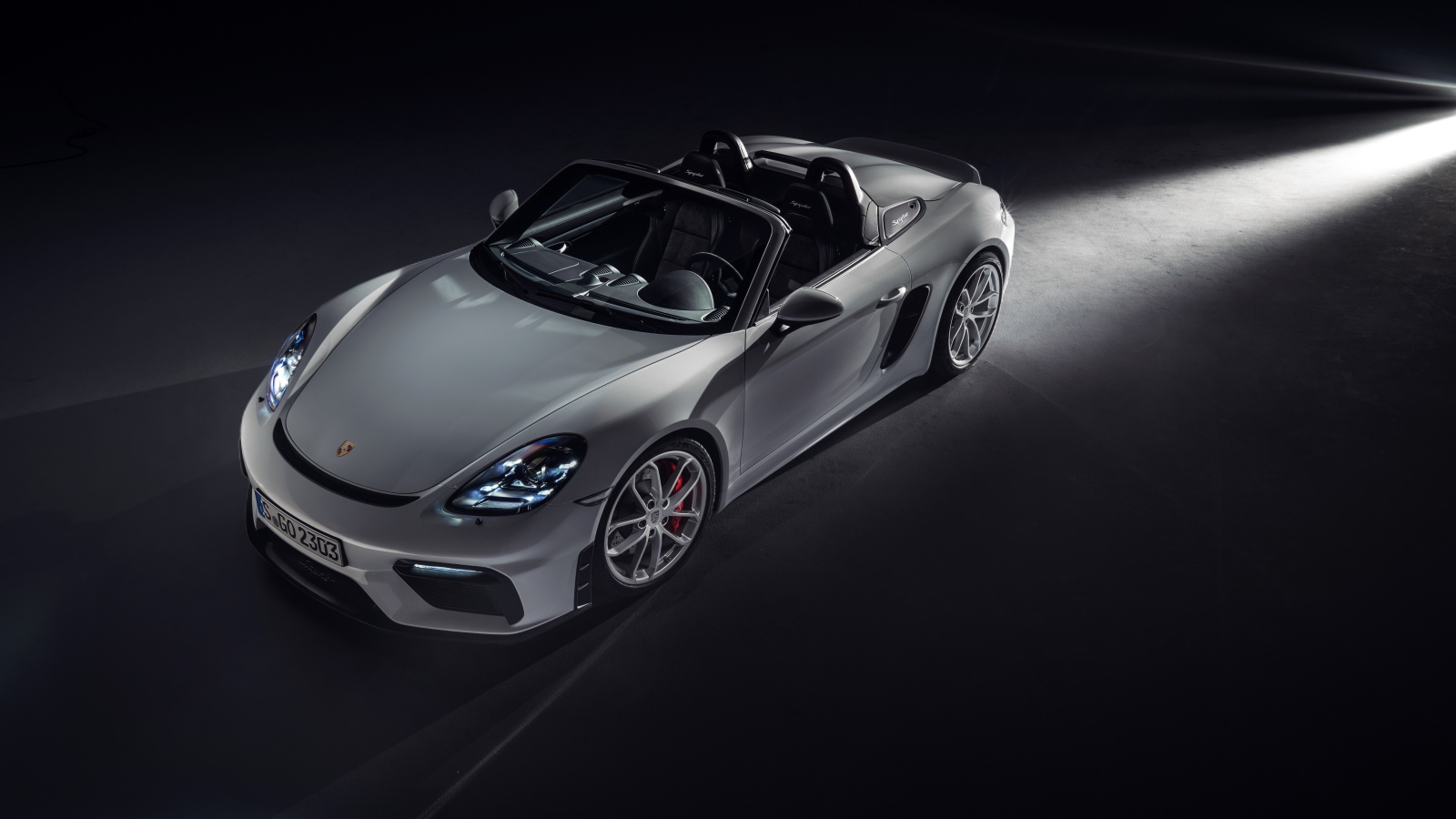 Кабриолет Porsche 718 Spyder 2019, года на сером фоне