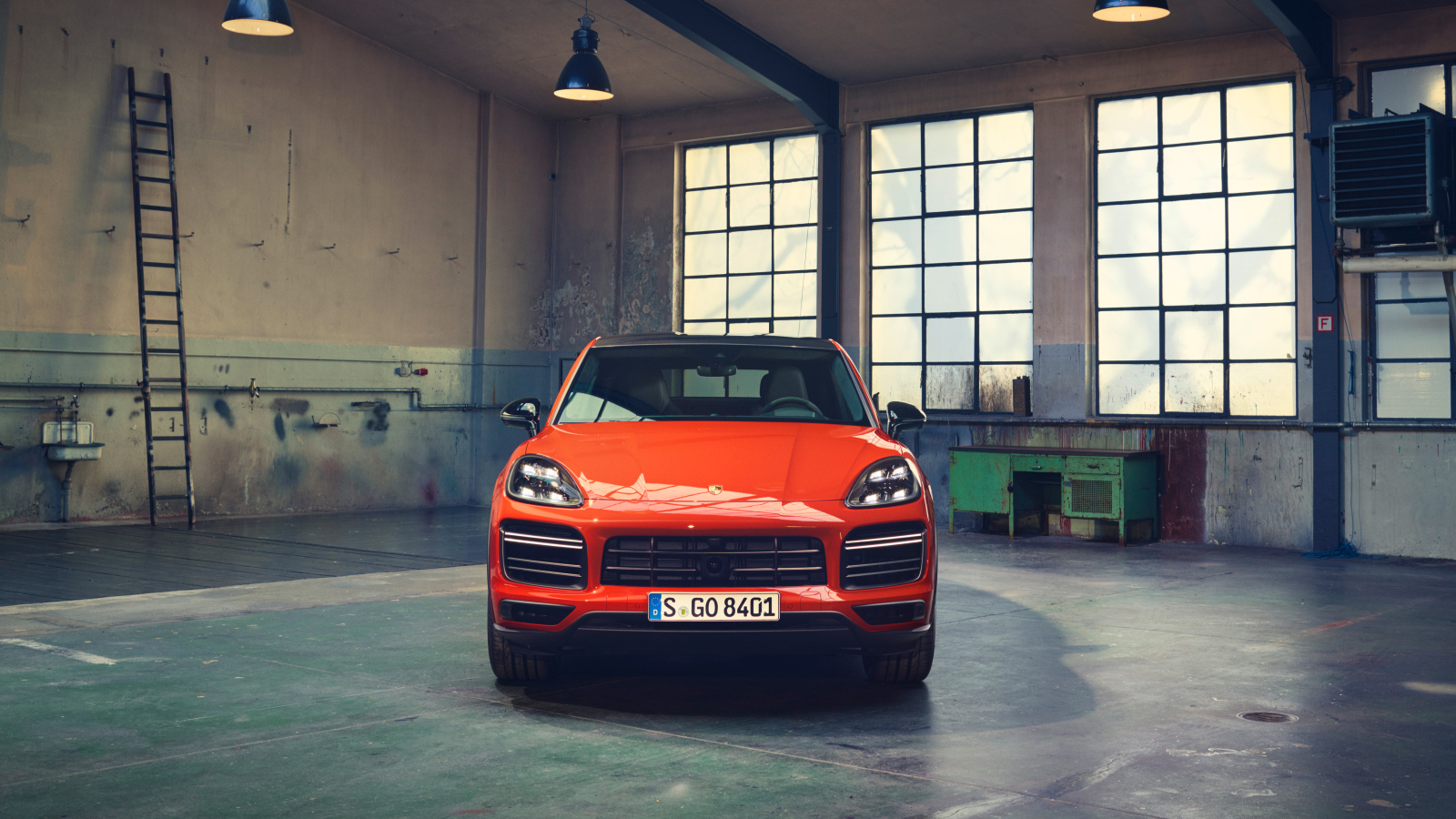 Внедорожник Porsche Cayenne Turbo Coupe 2019 года в гараже