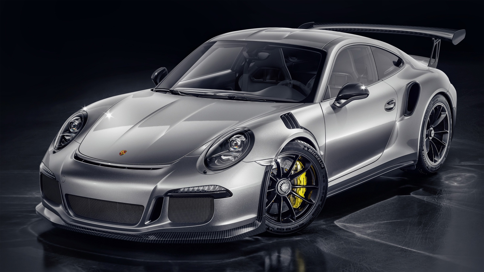 Серебристый спортивный автомобиль Porsche 911 GT3 RS CGI 