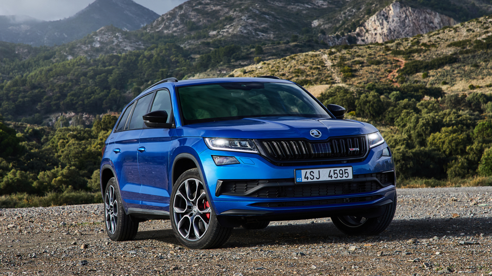 Синий автомобиль Skoda Kodiaq RS 2019 года в горах 