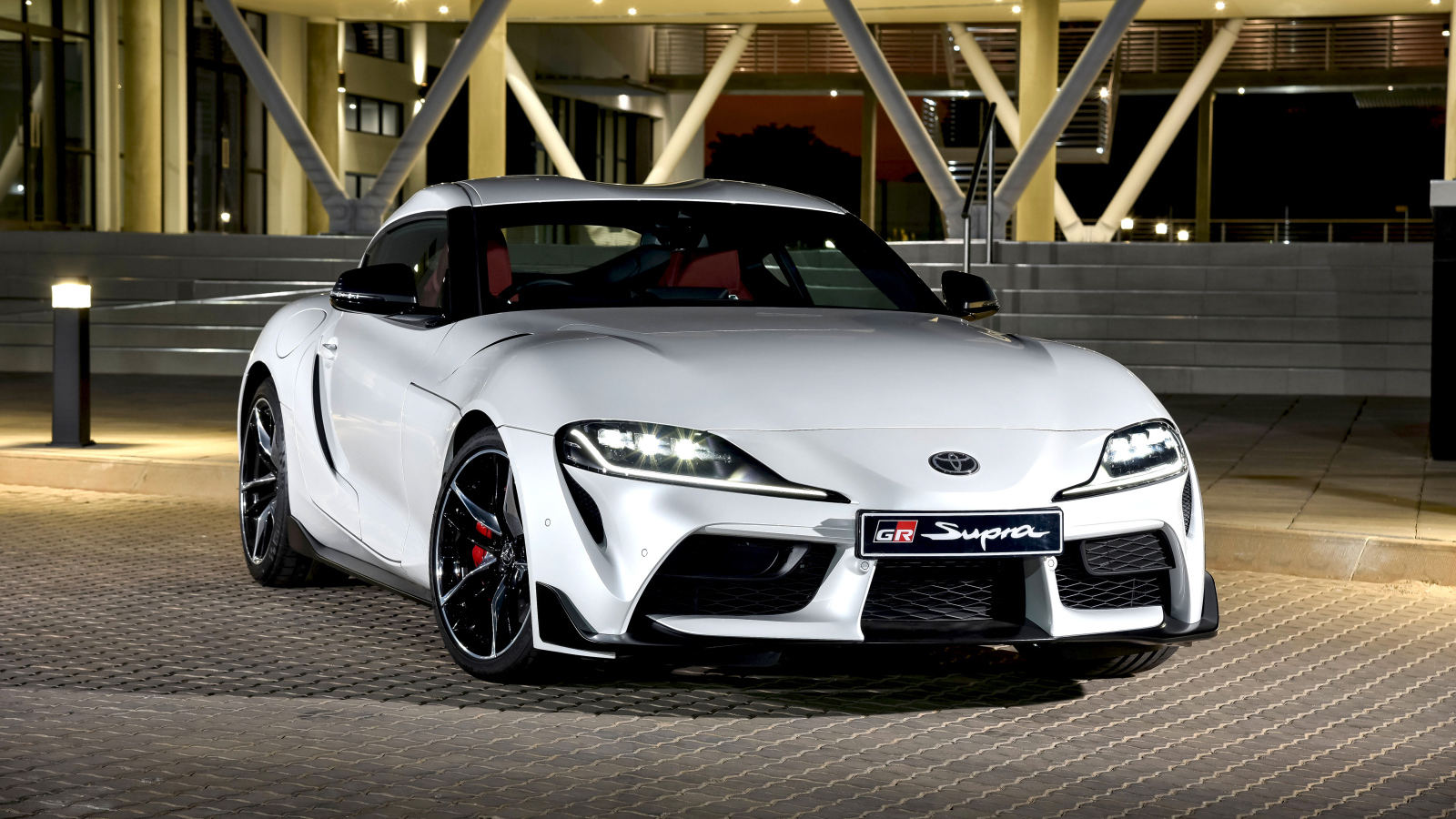 Белый автомобиль Toyota GR Supra 2019 года