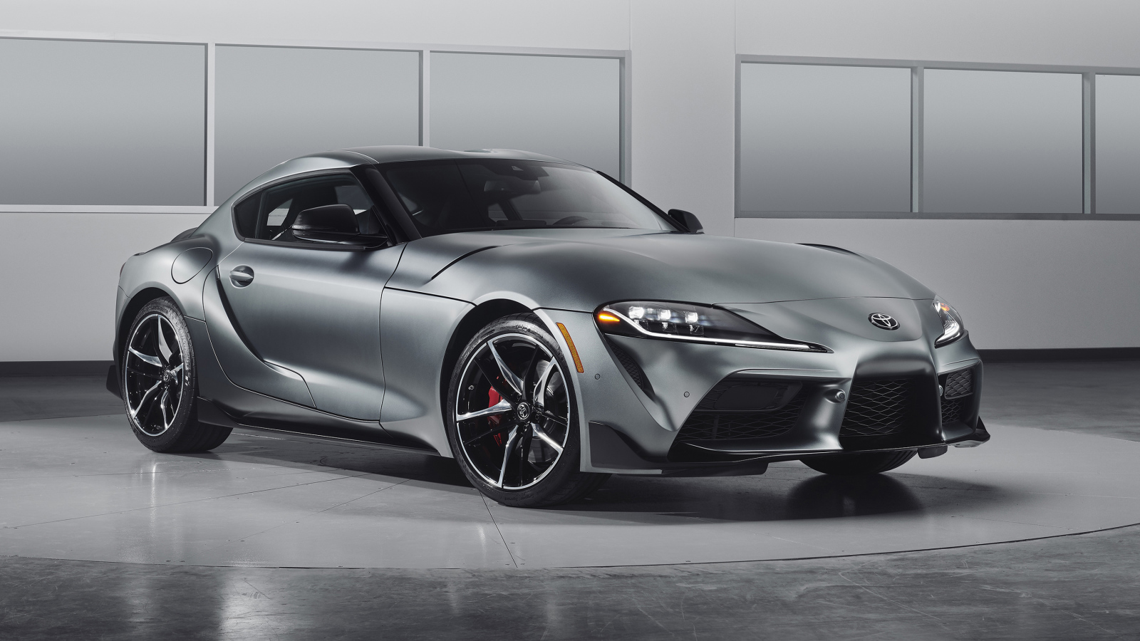 Серебристый спортивный автомобиль Toyota GR Supra, 2020 года