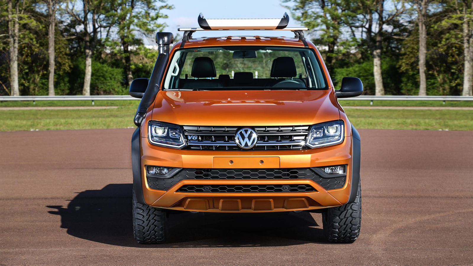 Золотистый внедорожник Volkswagen Amarok V6 вид спереди 