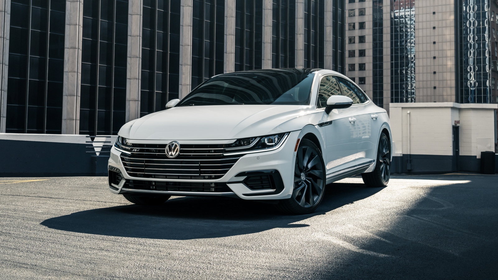 Белый автомобиль Volkswagen Arteon, 2019 года у здания 