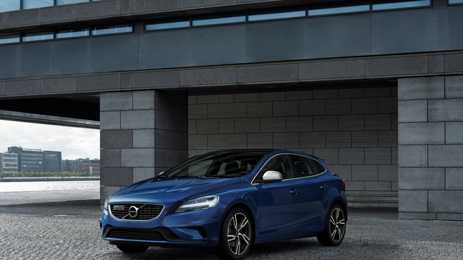Синий автомобиль Volvo V40 у здания