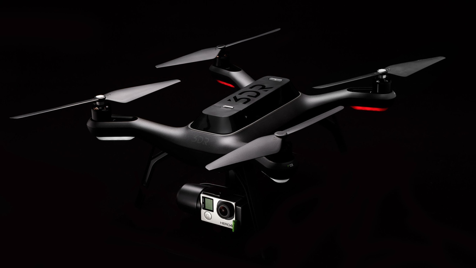 Квадрокоптер 3DR Solo на черном фоне