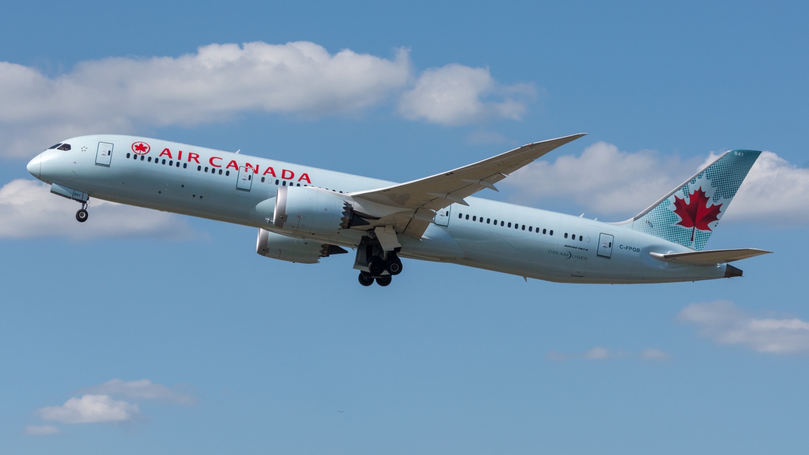 Большой пассажирский самолет Boeing 787-9 авиакомпании Air Canada в небе