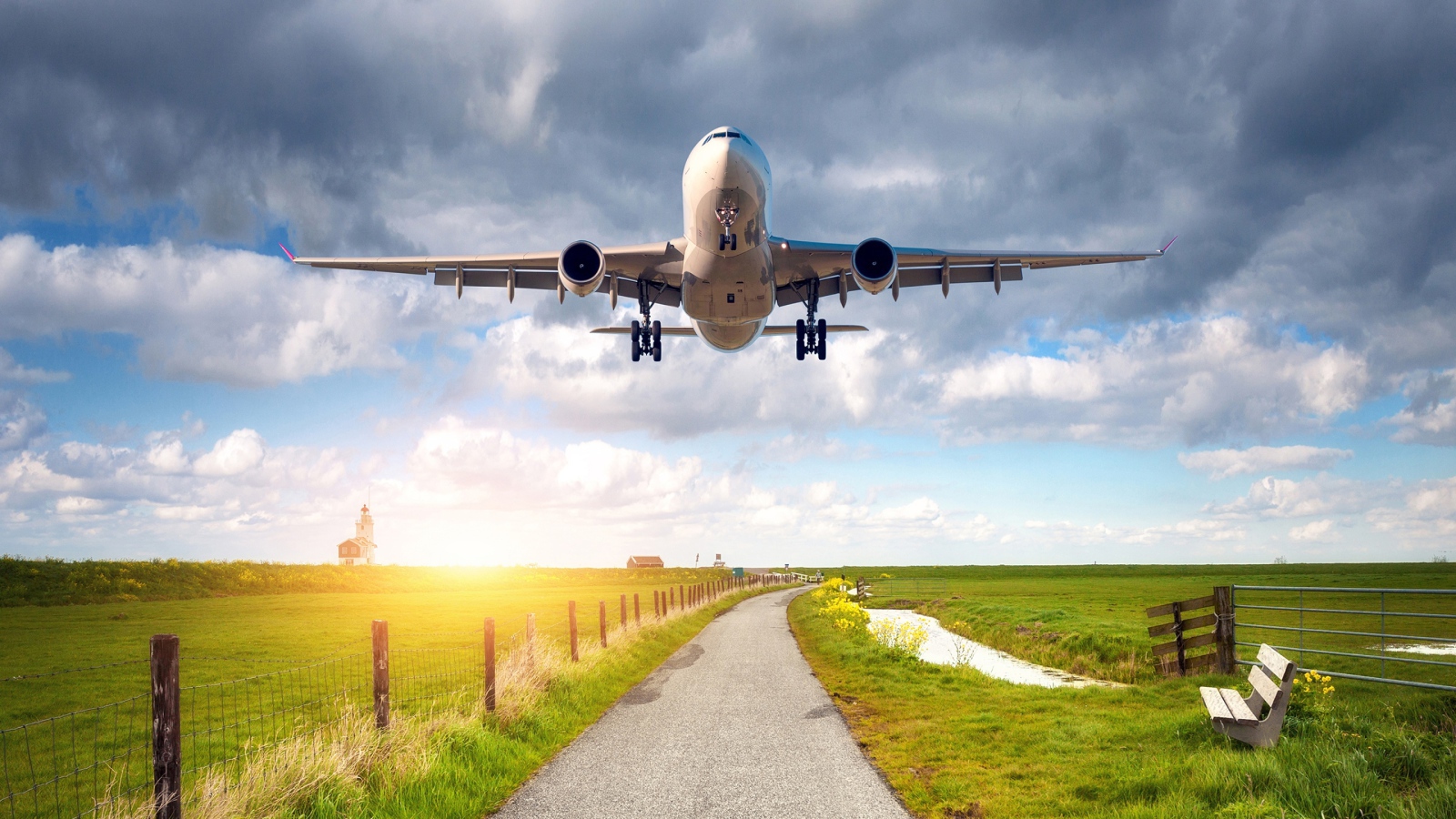 Пассажирский самолет взлетает над полем 