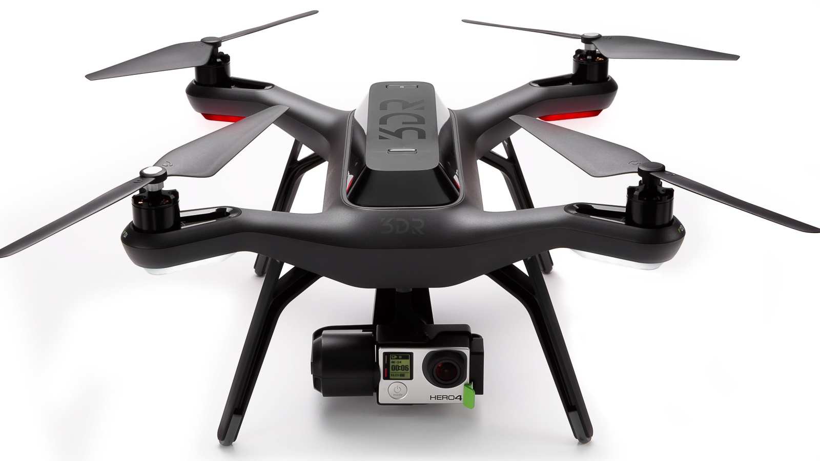 Черный квадрокоптер 3DR Solo на белом фоне