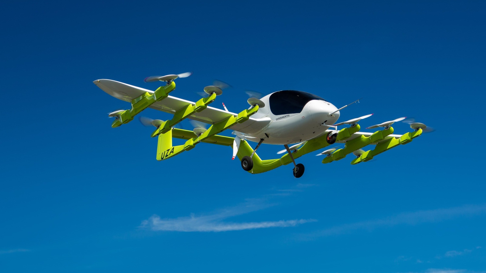 Электронный летательный дрон  Kitty Hawk Cora в небе