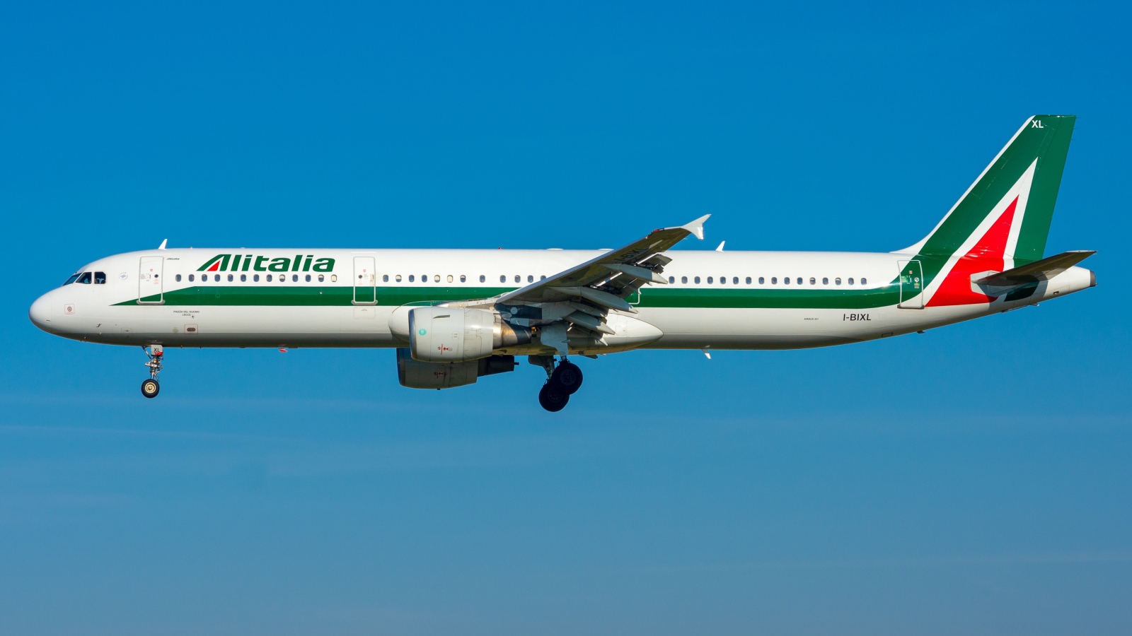 Пассажирский Airbus A321-100 в голубом небе 