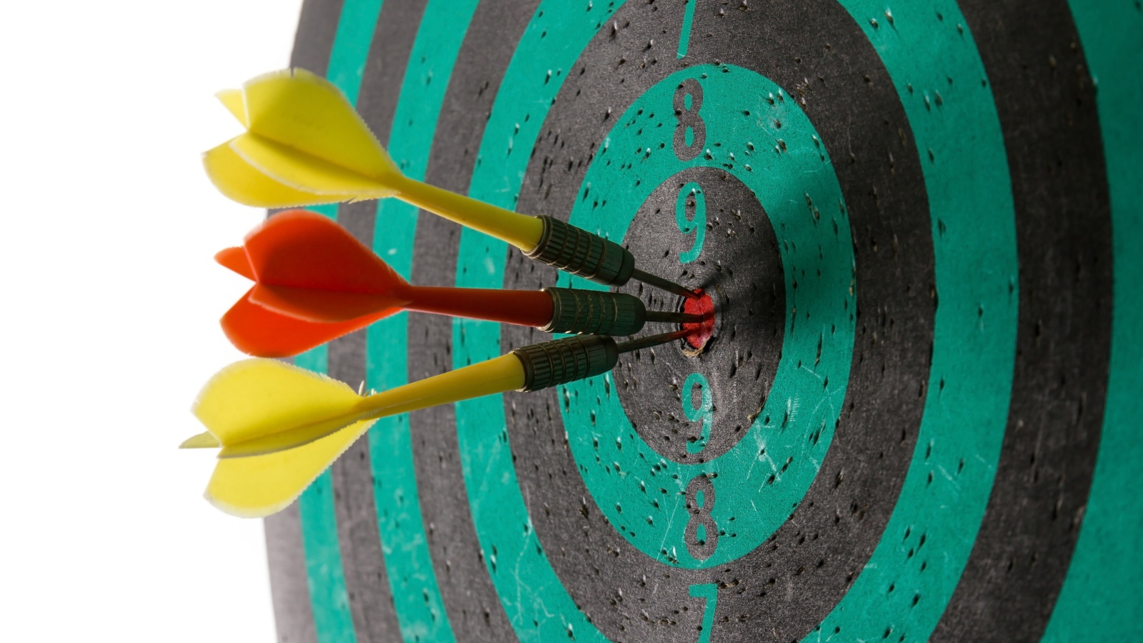 Дротики в десятке на доске для дартса 