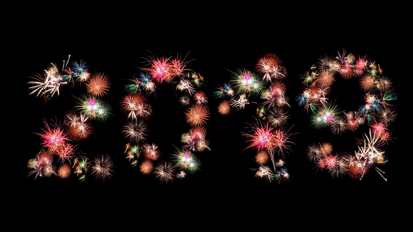 Цифры 2019 из салюта на черном фоне