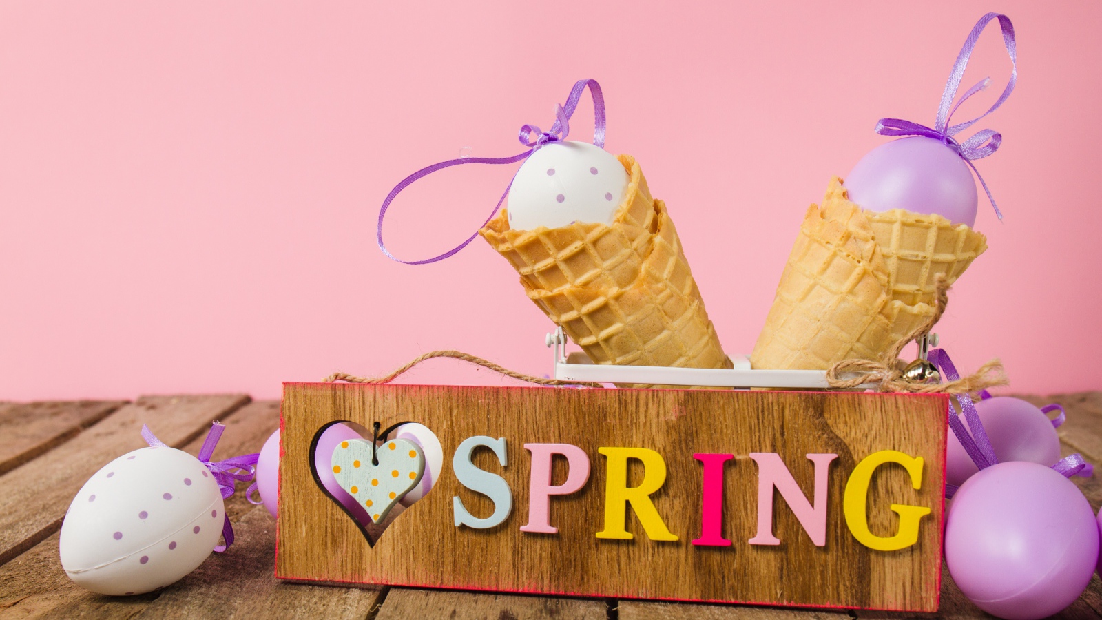 Надпись Весна на фоне вафельных рожков с яйцами