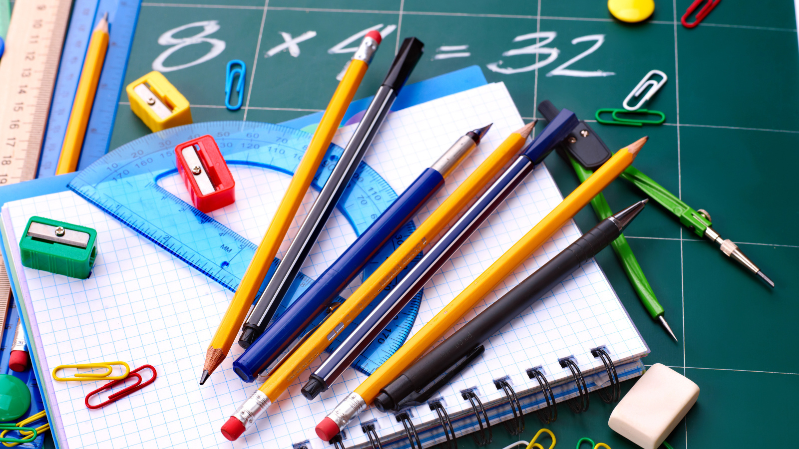 Канцелярские школьные принадлежности на столе 