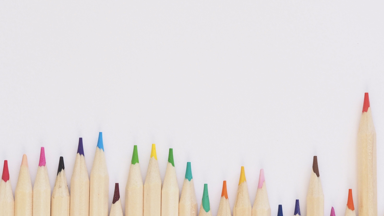 Острые карандаши на белом фоне