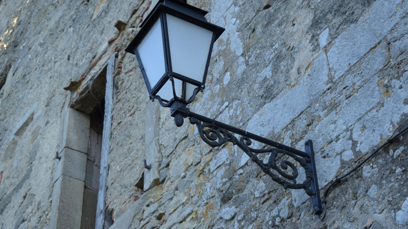 Уличный фонарь на доме