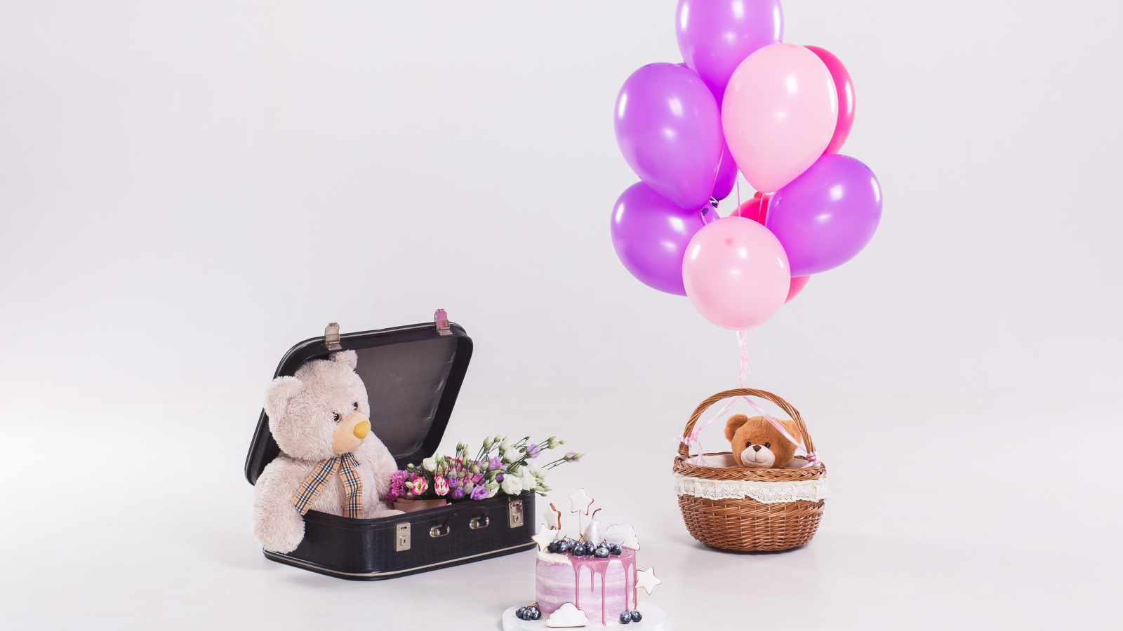 Плюшевые медведи с воздушными шарами, букетом и тортом на сером фоне