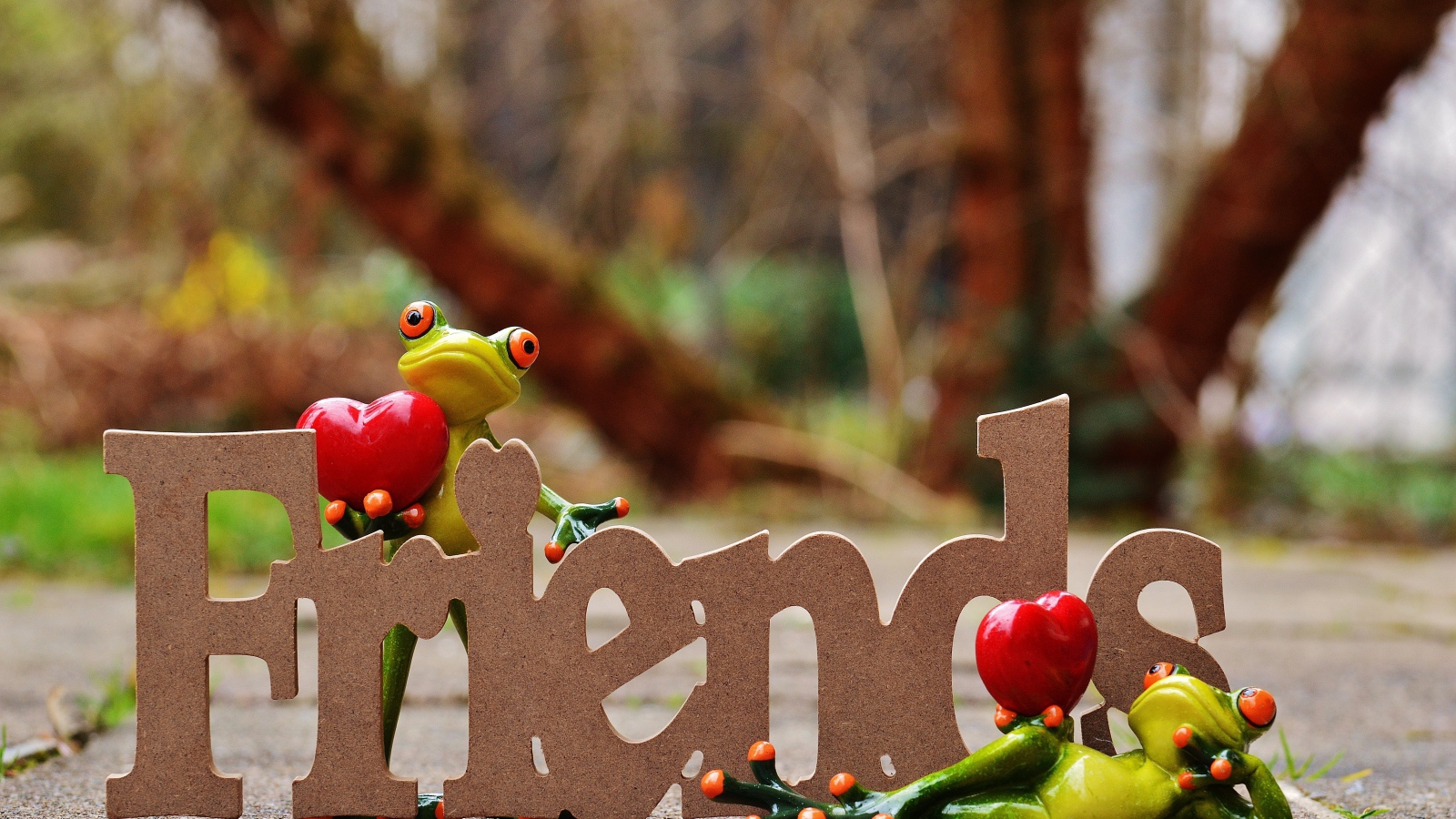 Две статуэтки лягушек с надписью 