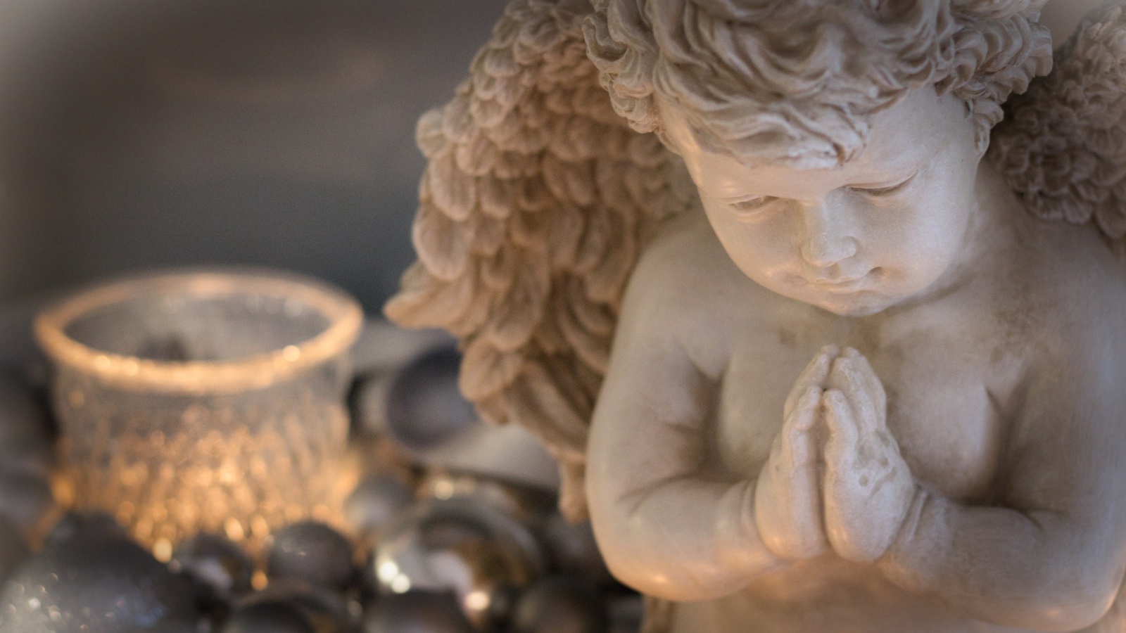 Белая статуэтка ангела крупным планом
