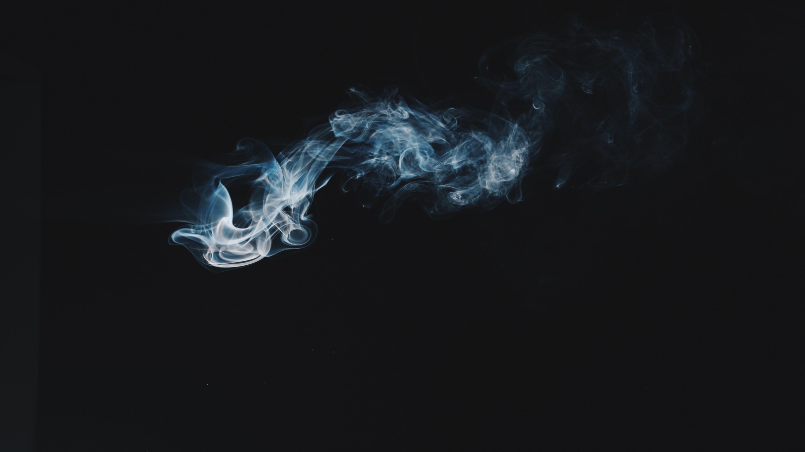 Белый дым на черном фоне 