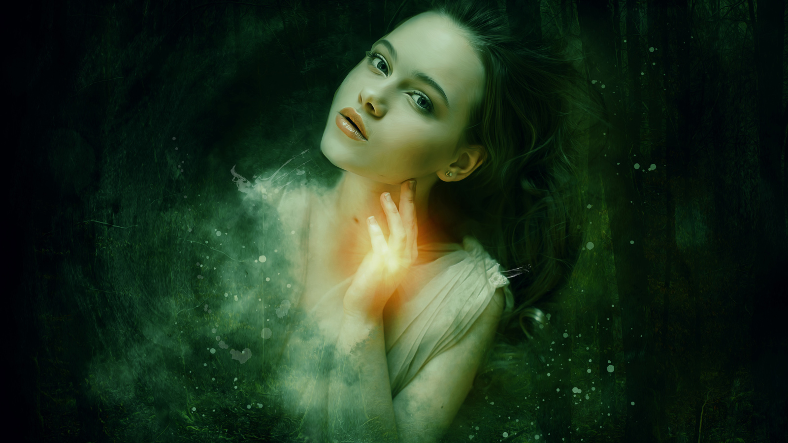 Фантастическая девушка на фоне темного леса