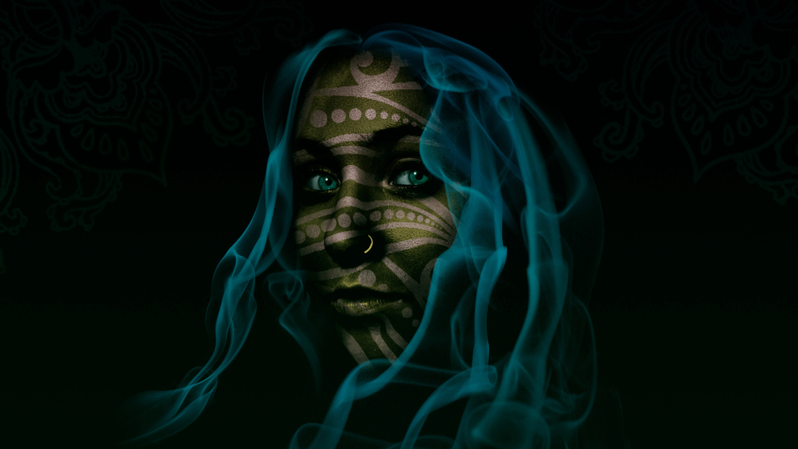 Фантастическая зеленоглазая девушка с волосами из голубого дыма