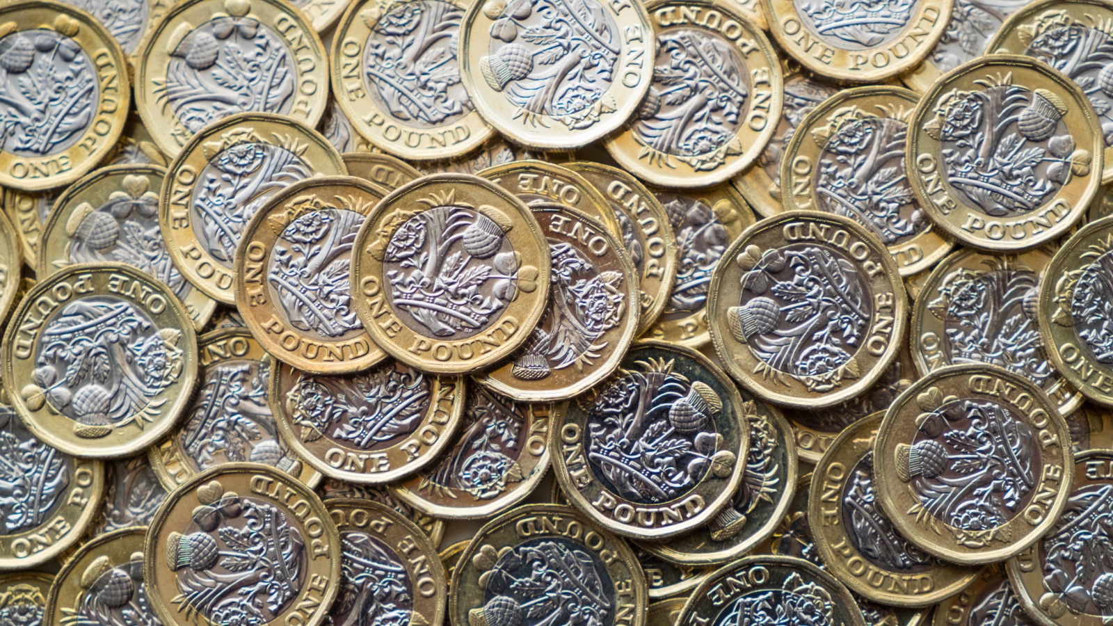Много монет фунта стерлингов крупным планом