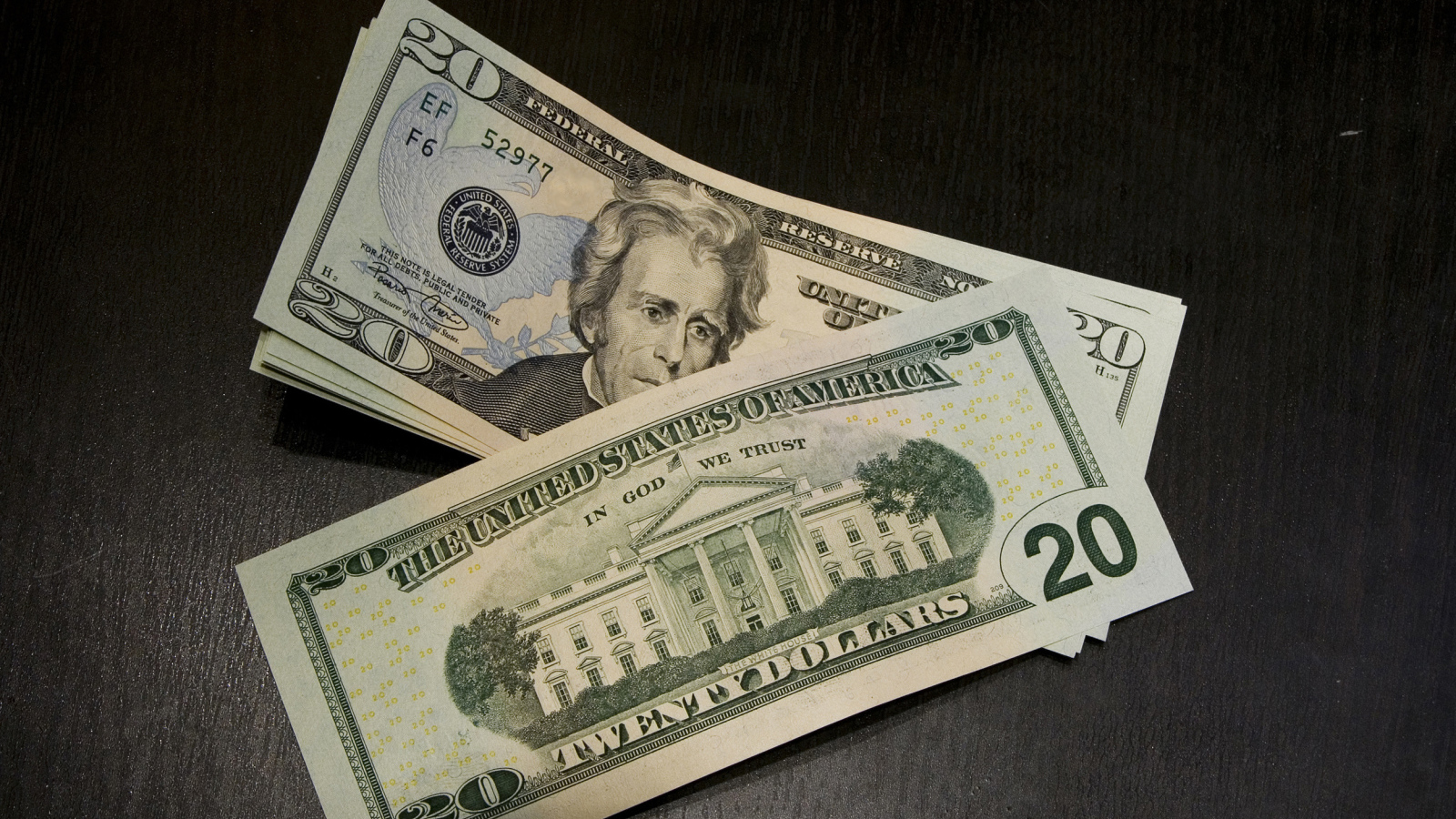 Купюры по 20 долларов на столе