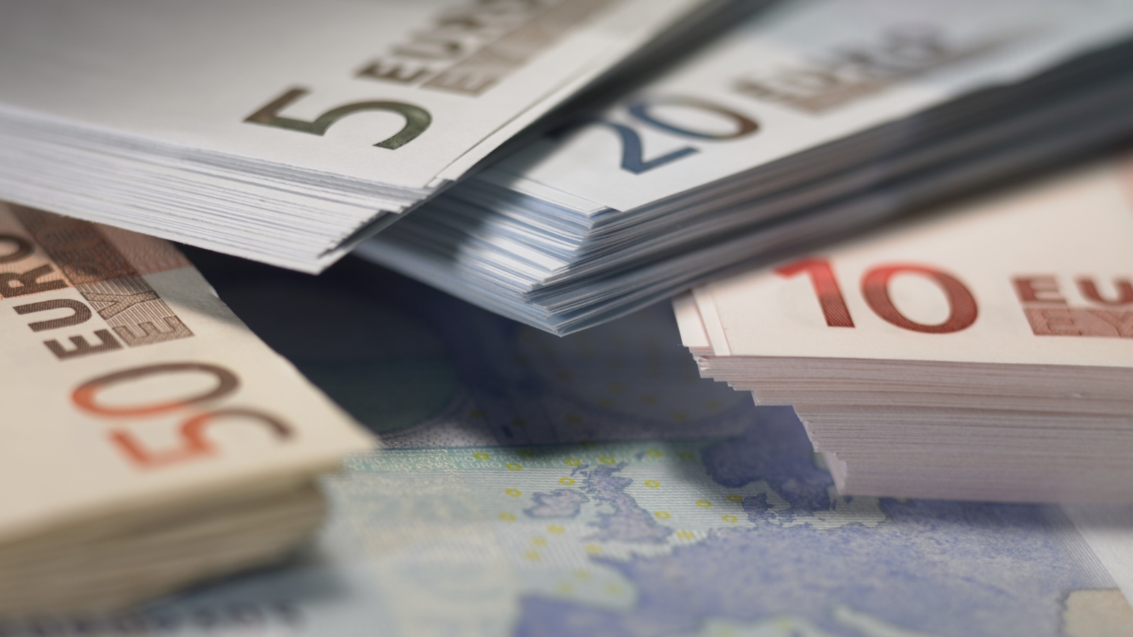 Пачки купюр евро крупным планом 