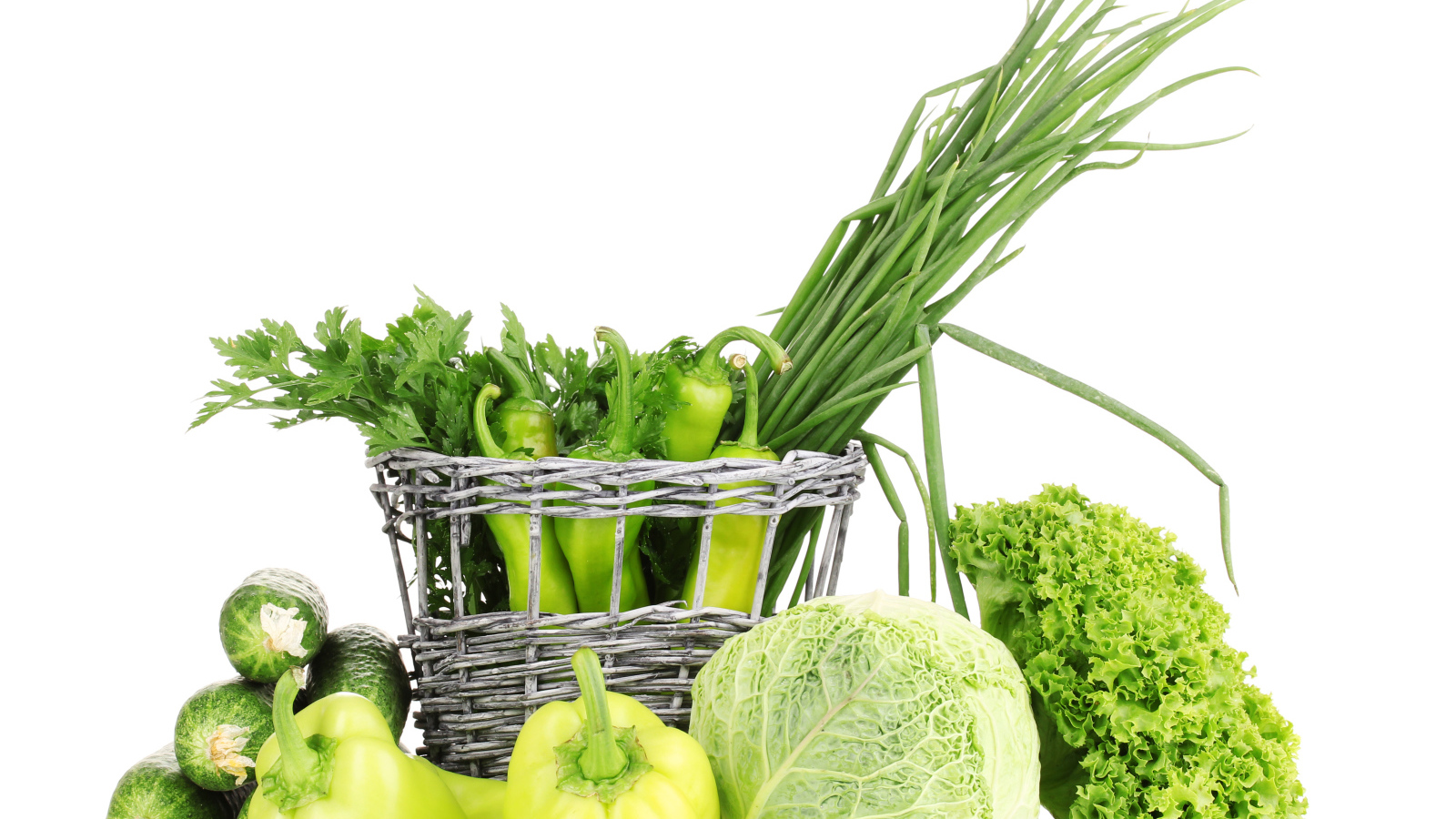 Огурцы, перец, капуста, зеленый лук и петрушка на белом фоне