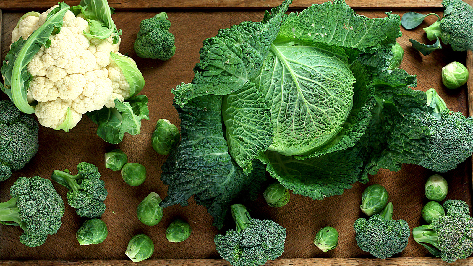 Разные виды капусты на столе вид сверху 