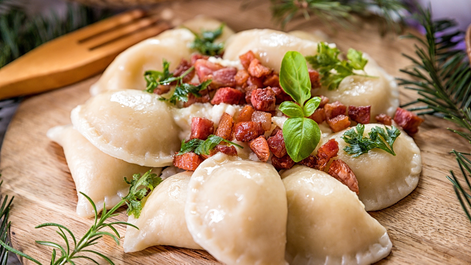 Вареники на доске с выжарками 