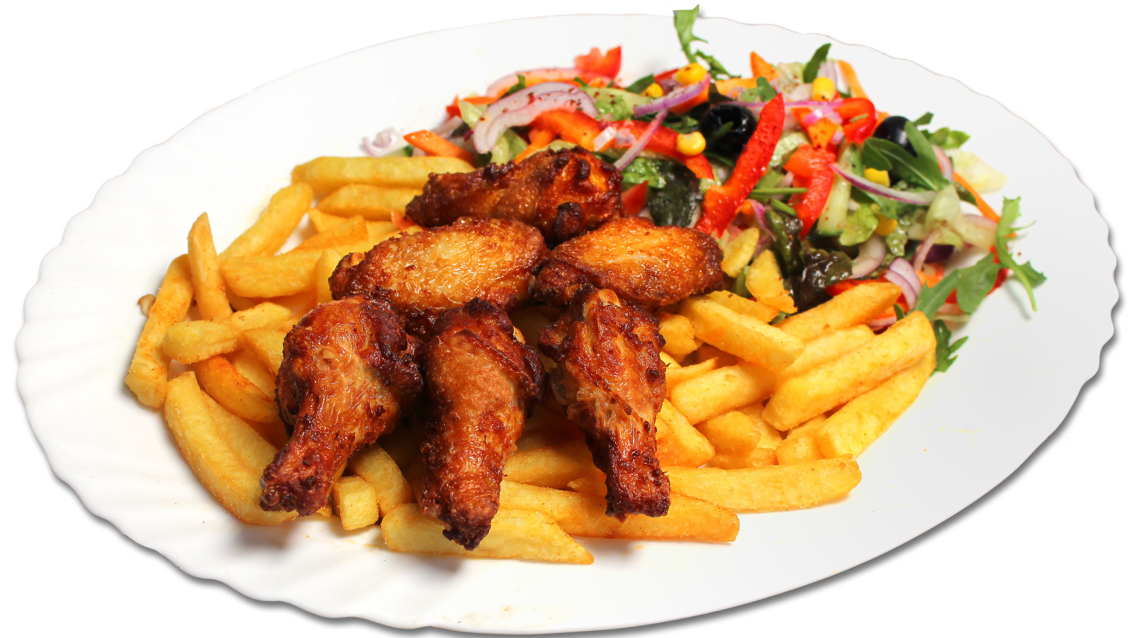 Картофель фри с жареной курицей и салатом на белой тарелке