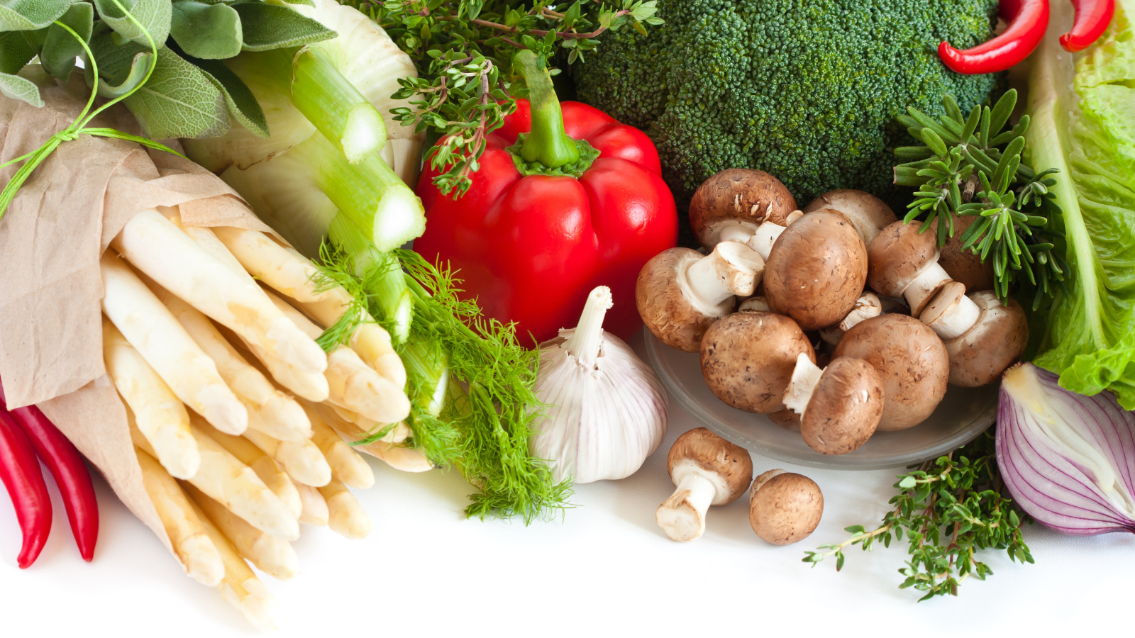 Свежие овощи с грибами на белом фоне