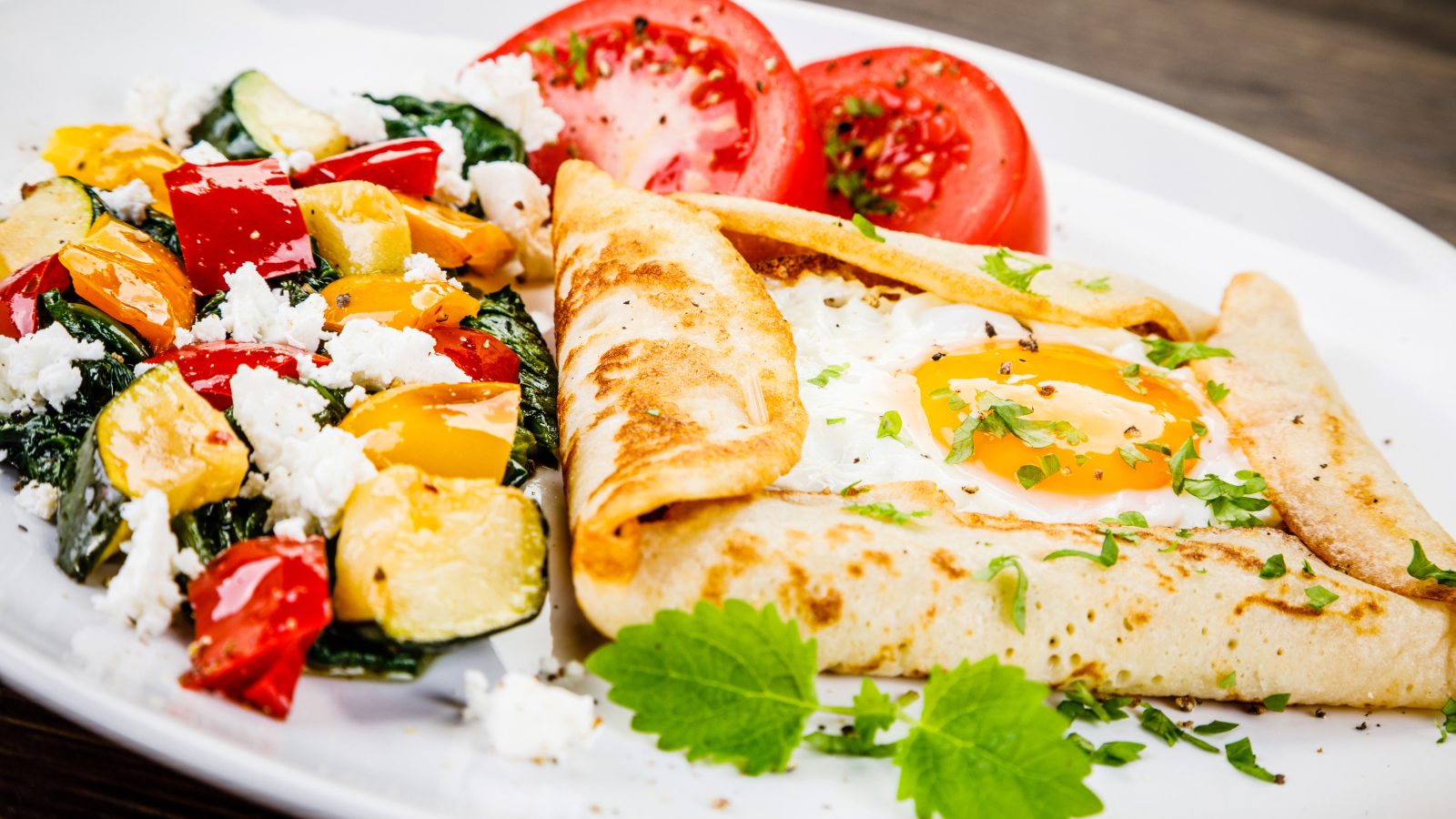 Яичница в лаваше на тарелке с салатом