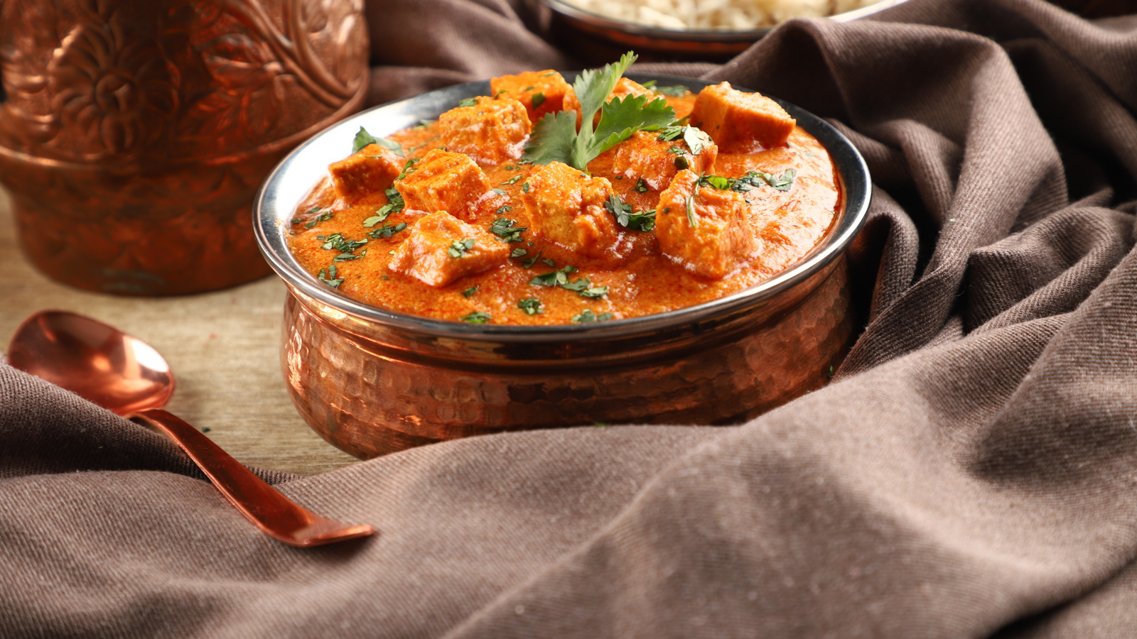 Блюдо индийской кухни Шахи панир на столе 