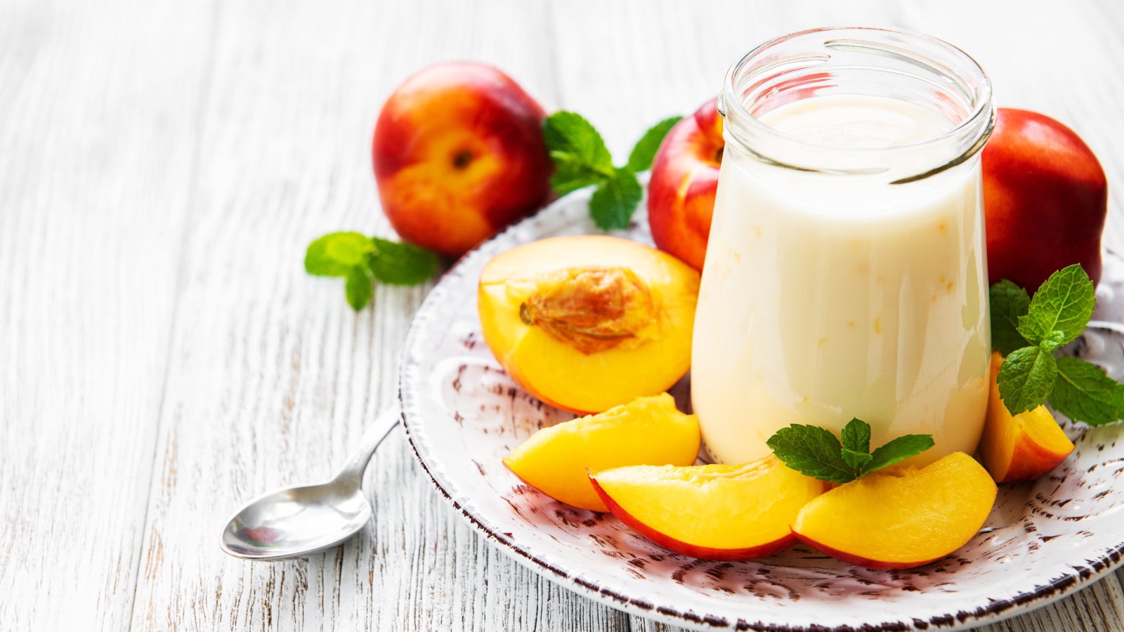 Кефир в банке на столе с нектарином