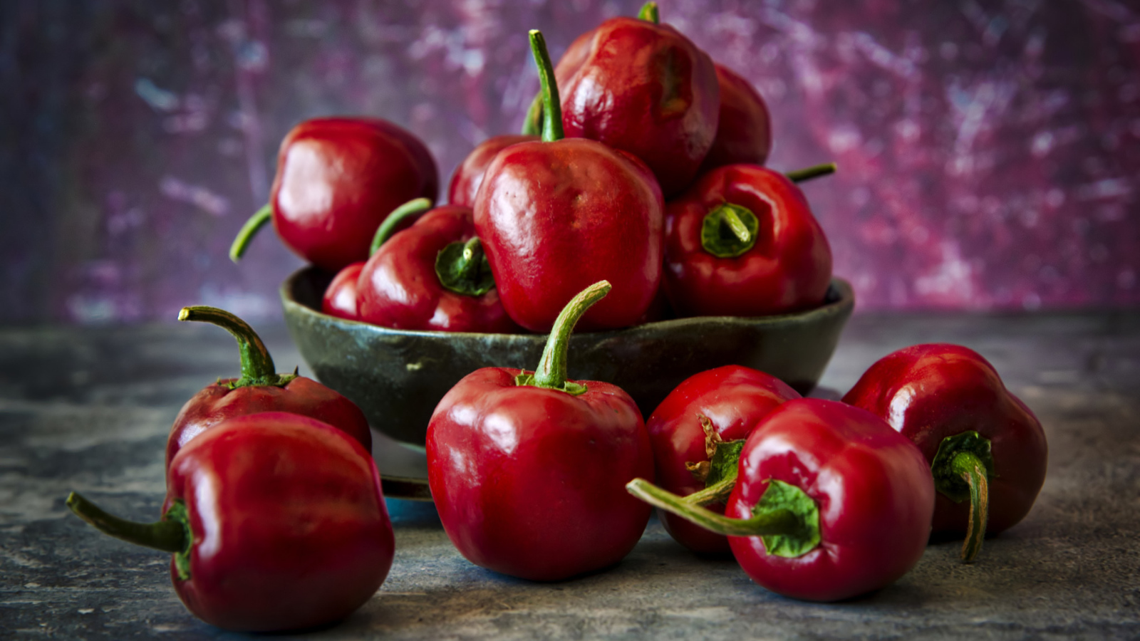 Красный болгарский перец на столе