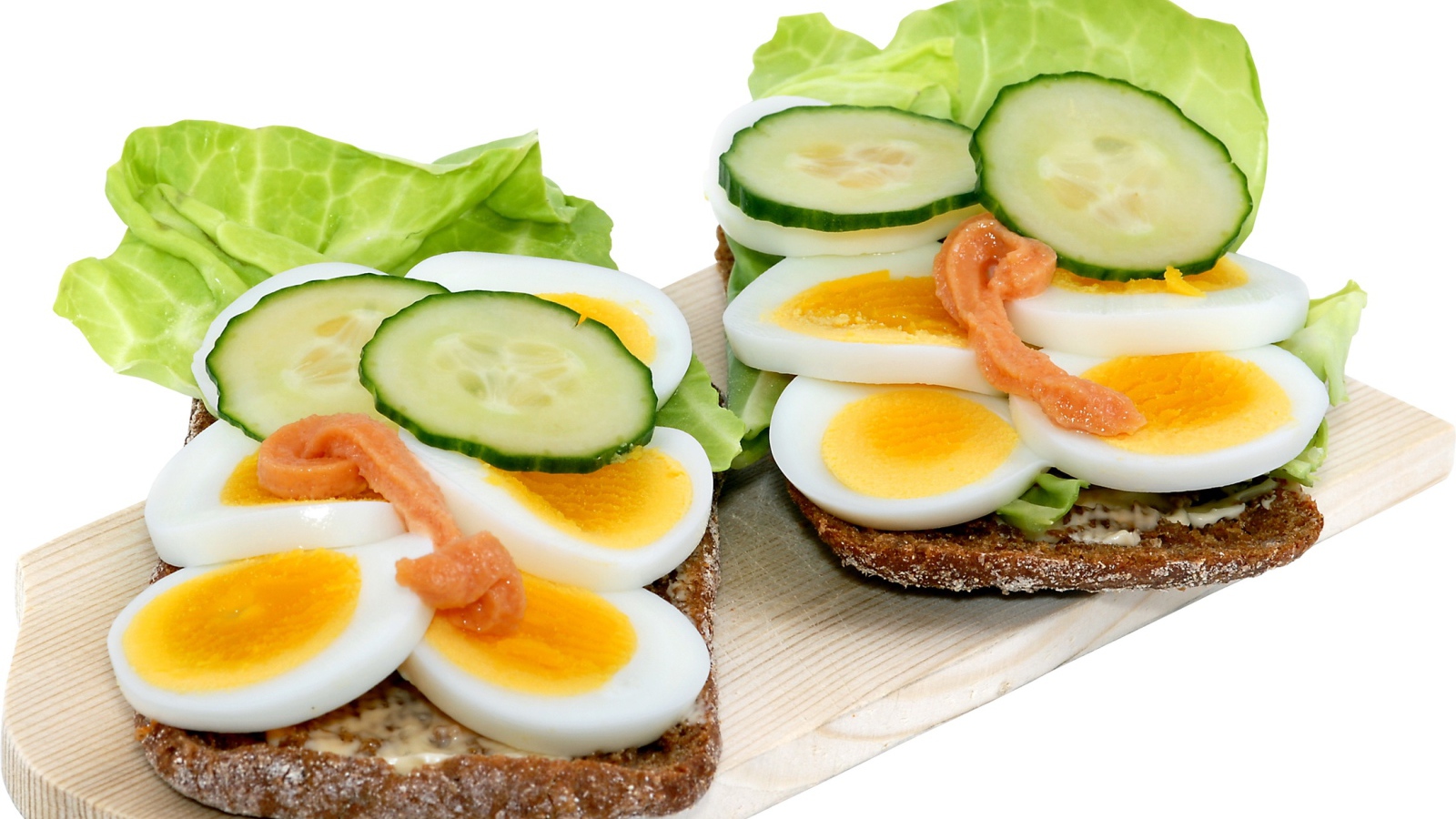 Бутерброды с огурцом, листьями салата и яйцом 