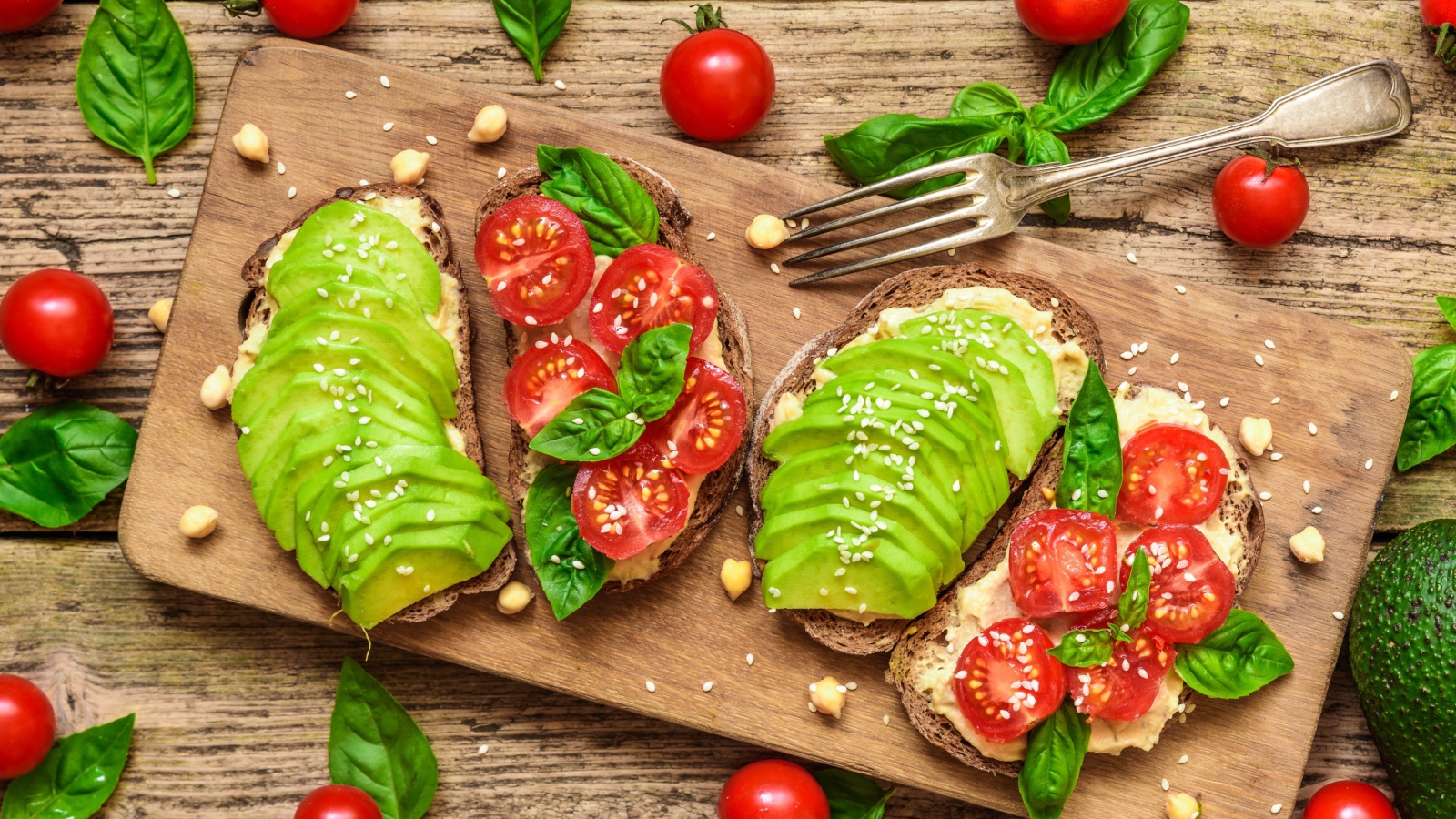 Бутерброды с овощами на деревянной доске 