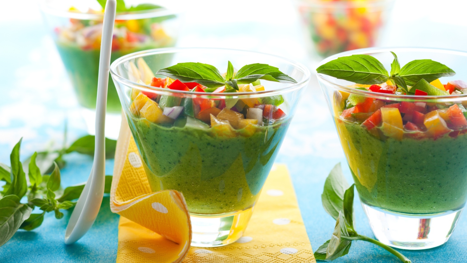 Смузи с овощами в стаканах на столе