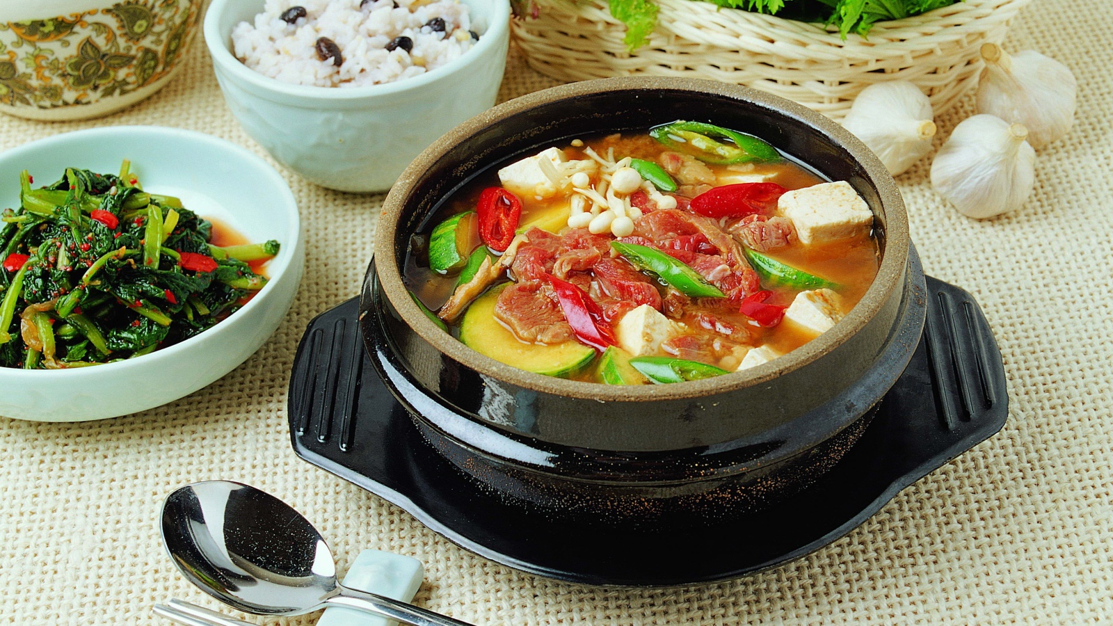 Суп с овощами и мясом на столе с закусками 