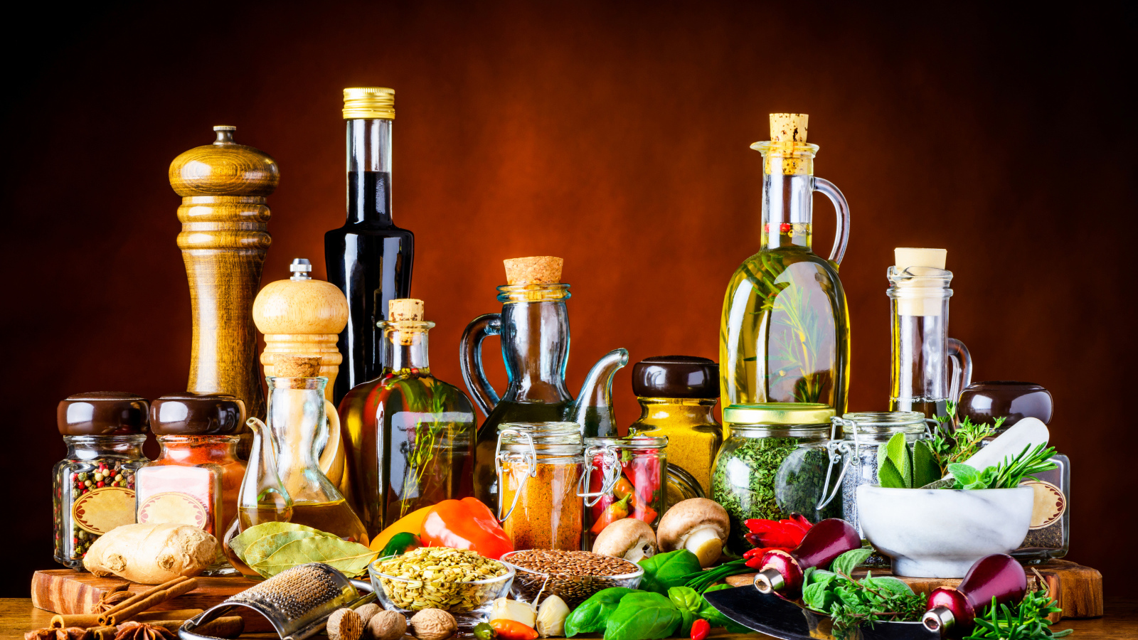 Специи, зелень и масла на столе 