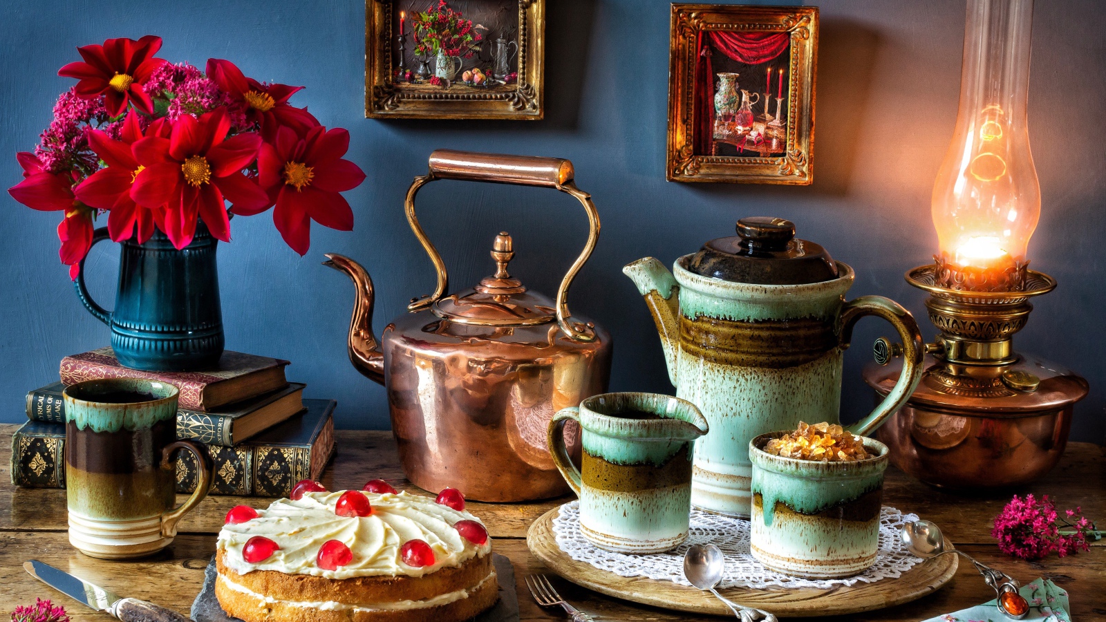 Натюрморт на столе с керосиновой лампой 