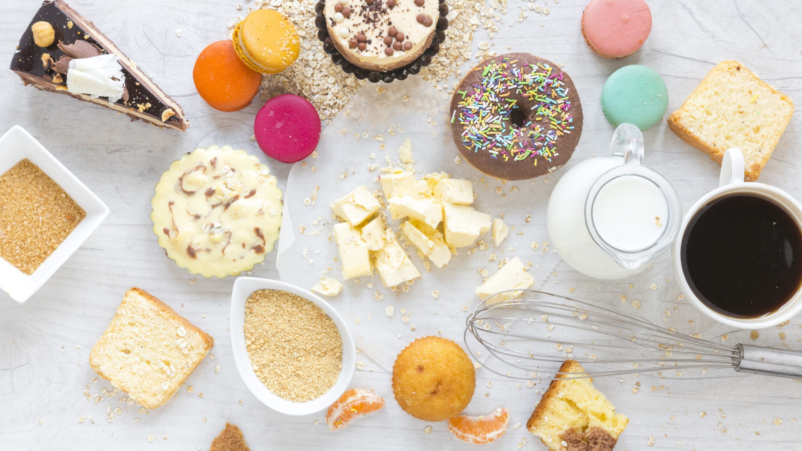 Сладости на столе с молоком и чашкой кофе