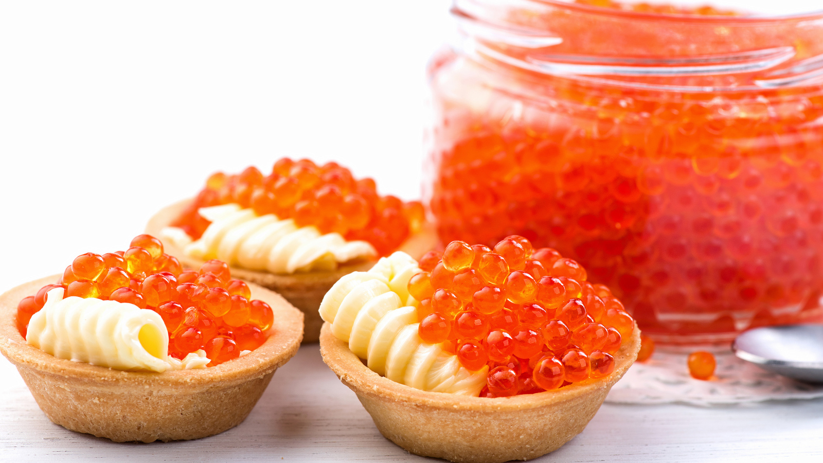 Тарталетки с сыром и красной икрой на столе