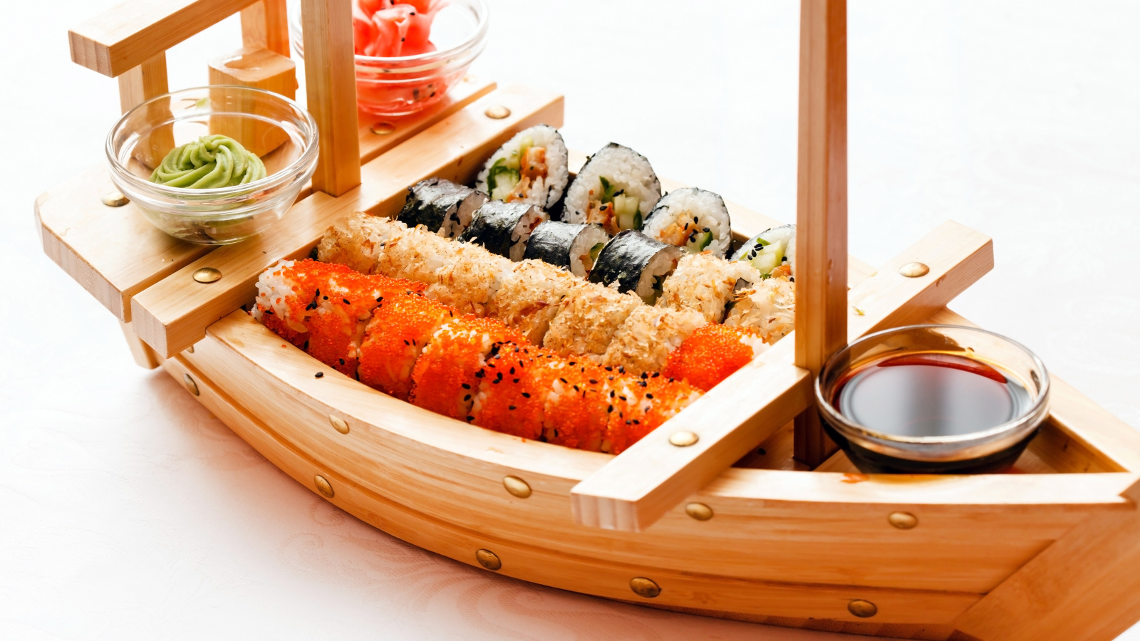 Деревянный корабль с суши, соусом и имбирем